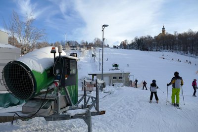 Warten auf den Winter und hoffen auf Schnee: Nach einer vergangenen Saison zum Abhaken sind die Erwartungen an den kommenden Winter gedämpft. Die Technik ist jederzeit startklar.