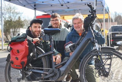David Weghaupt, Simeon Bretschneider und Heiko Freudenberg (von links) vom ADFC codierten Fahrräder.