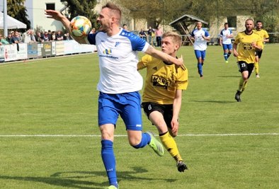 Die Szene des Spiels: Der Rabensteiner Jari Schramm (rechts, gelbes Trikot) setzt den Glauchauer Eric Fischer so unter Druck, dass er den Ball mit der Hand spielt. Durch den fälligen Elfmeter fiel das Tor des Tages. 