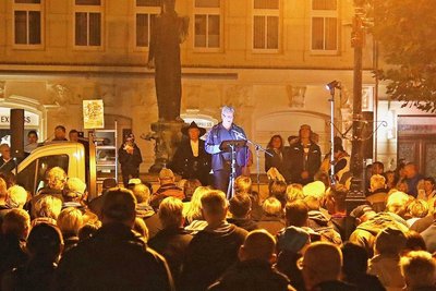 Auf dem Crimmitschauer Marktplatz versammelten sich am Montagabend knapp 500 Leute.