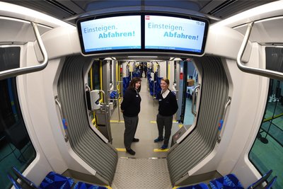 Auf den Monitoren der CVAG werden in Zukunft nicht nur Haltestellen-Informationen angeboten werden.