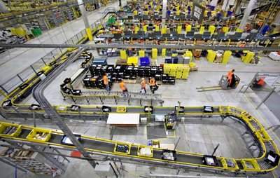 Enormer Zeitdruck und Rundumkontrolle: Im Leipziger Amazon-Logistikzentrum geht es vor Weihnachten richtig zur Sache.