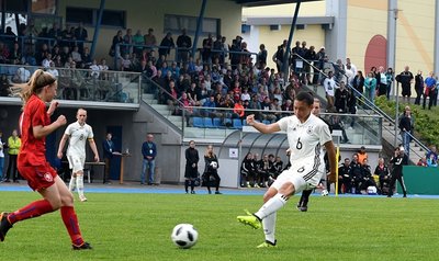 Länderspiel der deutschen Fußballnationalmannschaft der U-15-Juniorinnen (weiß), hier mit Ria Clara Fröhlich beim 2:1, gegen Tschechien in Mittweida.