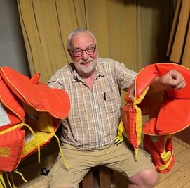 Andreas Zweigler entdeckte beim Entrümpeln funktionstüchtige Schwimmwesten.