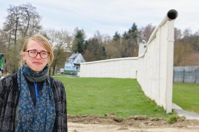 Museumsmitarbeiterin Susan Burger im vorderen Freigelände, welches den Sommer über gesperrt war. Wegen der Umgestaltung führt jetzt ein Weg an der Mauer entlang durch das Areal des Deutsch-Deutschen Museums Mödlareuth.