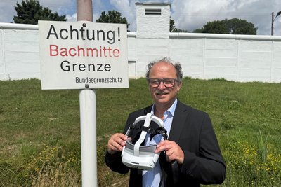 Museumsleiter Robert Lebegern testet die neue VR-Brille an einer der acht Stationen in der Außenanlage des Deutsch-Deutschen Museums in Mödlareuth.