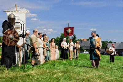 Lokator Michael Ehnert (2.v.re.) begrüßte Siedlerinnen und Siedler genauso wie Vereinsmitglieder in Sachsenburg.