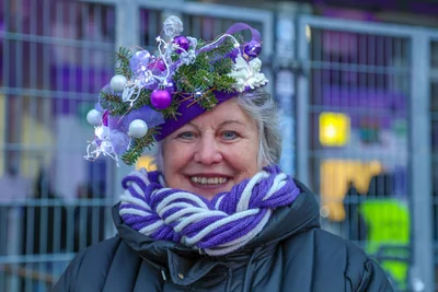 Mit der schönsten weihnachtlichen Kopfbedeckung und einer wichtigen Botschaft: Seelsorgerin und FCE-Fan Sabine Burnus-Schulz aus Halle an der Saale.