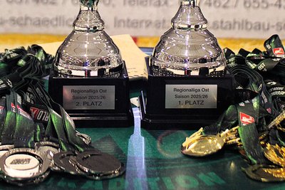 Pokale und Medaillen der Eishockey-Regionalliga Ost.