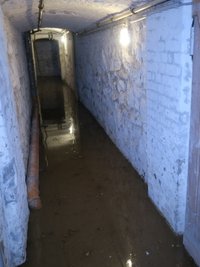 In diesem Kellergang an der Bahnhofstraße stand das Wasser mehrere Zentimeter hoch.