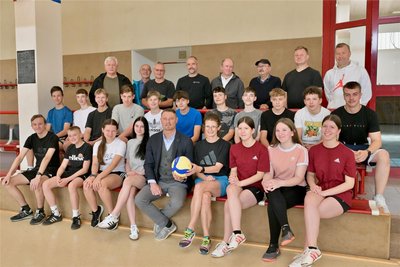 Die Klasse 9a hatte Sport, als Thomas Lang zur Übergabe an Schulleiterin Anne Windisch (vo. Mi.) da war.
