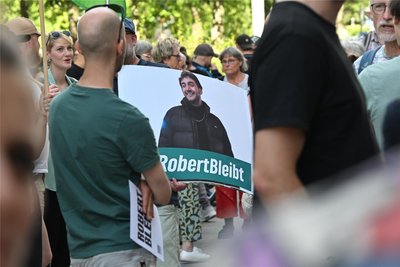 Unterstützer-Kundgebung für Robert A. am Sonntagabend in Chemnitz. Rund 250 Menschen versammelten sich vor der Ausländerbehörde.