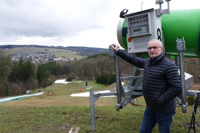 Zurzeit sieht es am Skihang in Augustusburg noch eher so aus - nur ohne die weißen Rest-Schnee-Flächen. Der Betreiber des Freizeitzentrums „Rosts Wiesen“, Jörg Hammer.
