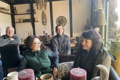 Die Blumenstübel-Familie philosophiert in einer der Sitzecken des Geschäfts über Blumen und Co. Steffi Neudel-Seidel mit ihren Kindern Jessica und Björn sowie Partner Stefan Paschke.