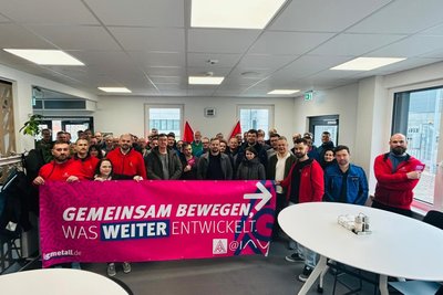 In Stollberg wurde gegen Jobabbau bei IAV demonstriert. Dabei: OB Marcel Schmidt.