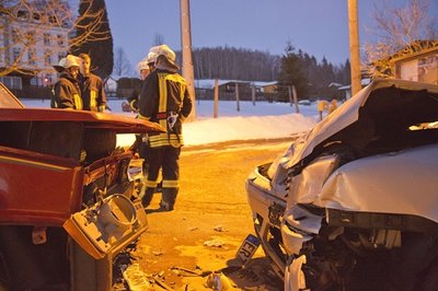 Bei dem Zusammenstoß in Floßmühle wurden drei Menschen verletzt, zwei davon schwer.
