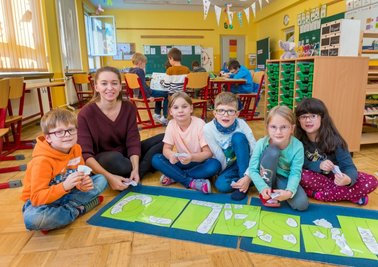 So sieht das Puzzle aus, mit dessen Hilfe Grundschullehrerin Julia Kluge (2. v. l.) ihren Erstklässlern Nils Meyer, Luna Sachse, Emil Melzer, Klara Wappler und Elena Uhlig (v. l.) das Alphabet erklärt.