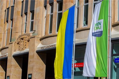 Mit einer Ukraine-Flagge wird am Landratsamt in Plauen ein Zeichen für das vom Krieg betroffene Land gesetzt. 