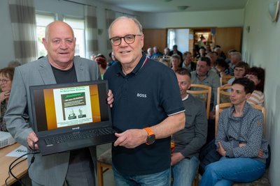 Karl-Heinz Herden (links) und Wolf-Dietmar Bleil erzählten im Bürgerhaus Wiederau „Knaststorys“ aus der Justizvollzugsanstalt Waldheim.