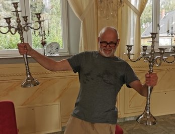 Mike Schein wienerte die Kerzenleuchter blitzblank. 