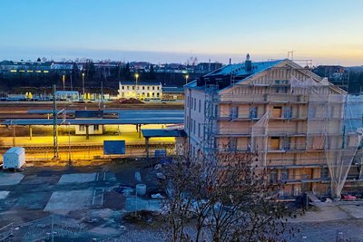 „Außen schön und innen kalt und trocken“: Im vierten Quartal sollen am Freiberger Bahnhof die Hüllen fallen. Aber er bleibt eine Baustelle.