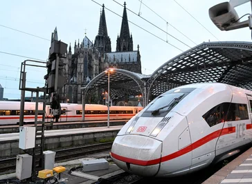 Die meisten Fernverkehrszüge auf deutschen Schienen tragen derzeit die Farben der Deutschen Bahn - doch zwei Konkurrenten wollen dem bundeseigenen Konzern Marktanteile abspenstig machen. (Archivbild)