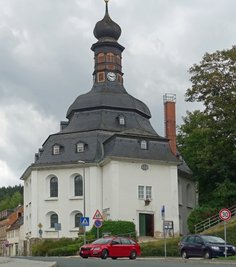"Zum Friedefürsten" heißt diese Rundkirche, die zur bedeutenden Gruppe barocker Zentralbauten in Sachsen gehört.