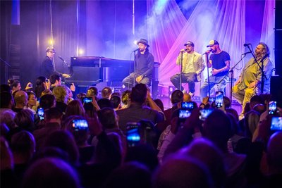 Florian Sitzmann am Piano, Karim Amun, Dominic Sanz, Michael Klimas und Giuseppe Porrello (v. l.). Rapper Methaphysics fehlt hier. Er war nicht bei jedem Song auf der Bühne.