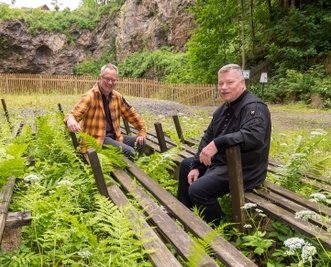 Gerd Weidner (r.) von der Berg- und Hüttenknappschaft Seiffen und Tino Günther (FDP) in der Binge. 