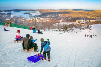 In Falkenau hofft der Skiclub auf einen Winter mit reichlich Schnee, wie zum Beispiel 2021. Damals waren die Bedingungen top, aber wegen der Corona-Beschränkungen musste der Lift aus bleiben. Nur die Rodler kamen auf ihre Kosten.