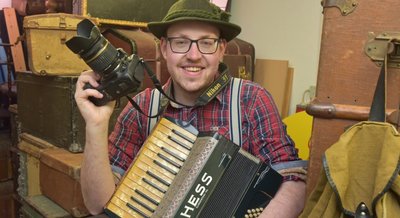 Robby Schubert aus Gelenau ist im Erzgebirge fest verwurzelt. Er zählt zu den Menschen, die sich für Mundart und regionales Brauchtum begeistern. Ein kleines Akkordeon zählt in vielen Lebenslagen zu seinen Begleitern. 