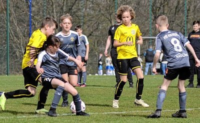 Um jeden Ball gekämpft wurde beim Cordial Cup auf dem Auerbacher Diesterwegsportplatz - so wie im Duell zwischen dem VFC Plauen (in Gelb-Schwarz) gegen den VfB Auerbach II (3:0).