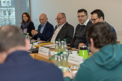Daniela Seidel (von links), Frank Montua und Karsten Kroll präsentierten am Freitag gemeinsam mit Landrat Thomas Hennig (CDU) und Andreas Kraus, Geschäftsführer des Tourismusverbandes Vogtland, die Ergebnisse.