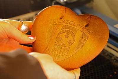 Ein Herz für den FC Erzgebirge Aue: Lasertechnik macht es möglich.