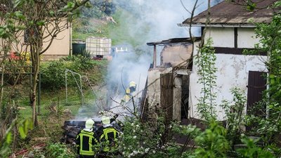 Die Feuerwehr löscht den Gartenlaubenbrand an der Straße der Freundschaft.