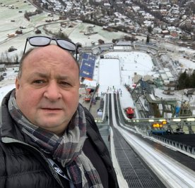 Peter Riedel auf dem Turm der Olympiaschanze in Garmisch-Partenkirchen. 2007 wurde hier eine Anlaufspur der Firma Riedel montiert. 
