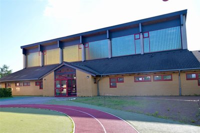 Die Turnhalle der Oberschule Schönheide. Laut Bürgermeister Thomas Lang hat diese noch weitere Sanierungsarbeiten nötig.