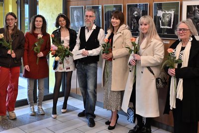 Lars Donath und einige seiner Models, die zur Vernissage als Dank eine Rose erhielten.