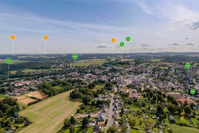 Anflug auf Lengenfeld. Beim Klick auf die Punkte gibt's weitere Bilder und Informationen - und das alles im 360-Grad-Modus. Bald gibt es weitere Punkte, auch zu den Ortsteilen. 