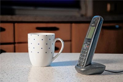 Telefonseelsorge am Küchentisch, Symbolbild. 