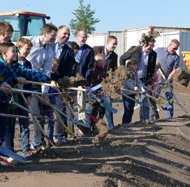 Mit Kindern aus dem Ferienhort vollzogen Behörden- und Bauvertreter den Spatenstich für den Gornauer Breitbandausbau. 