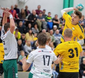 Oberlosas Eigengewächs Louis Hertel (beim Wurf) traf dreimal gegen die HSG Freiberg. 