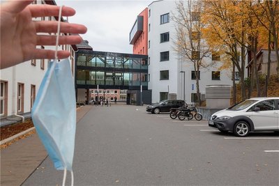 In der vergangenen Woche hatte der Landkreis eine neue Allgemeinverfügung erlassen. Darin wird dringend empfohlen, bei Kontakten im öffentlichen Raum eine Mund-Nasenbedeckung zu tragen.