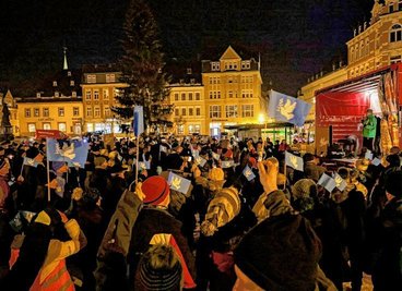 Hunderte blaue Fähnchen mit dem Symbol der Friedenstaube sind auf dem Annaberger Markt geschwenkt worden - als Zeichen des Protestes gegen die beschlossenen Waffenlieferungen der Bundesrepublik.