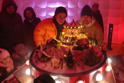 Eine Musikmaschine erfreute das Publikum im weißen Iglu. Chris Fischer (Mitte, rechts) und Erik Heinrich hatten die Idee dazu.