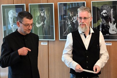 Laudator und Galerieleiter Lutz Hanzig führte in das fotografische Werk von Lars Donath ein.