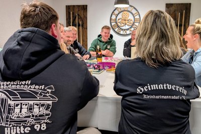 Beim Festkomitee in Kleinhartmannsdorf sitzen Jugendverein und Heimatverein an einem Tisch.