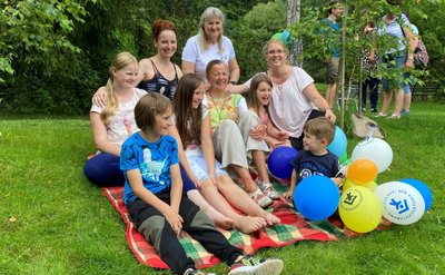 Alle vereint auf einer Decke: Christine Pankau (Bildmitte) inmitten ihrer Familien: links Yvonne Escher mit ihren Kindern Josephine, Jasmin und Julius, rechts Janine Loncke mit ihren beiden Kindern Joelle und Jannis. Marion Robacki (hinten Mitte) vom Kinderschutzbund koordiniert die Familienpatenschaften für den Altkreis Freiberg. Sie bringt Familien und Paten zusammen und in neun von zehn Fällen wird daraus eine schöne Gemeinschaft, sagt sie.