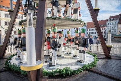 Die Freiberger Pyramide wird am Freitag abgebaut, zuvor war sie zur Sicherheit abgestellt worden. 