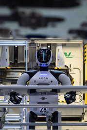 Ein humanoider Roboter transportiert Bauteile zwischen verschiedenen Stationen im BMW-Werk Leipzig.
